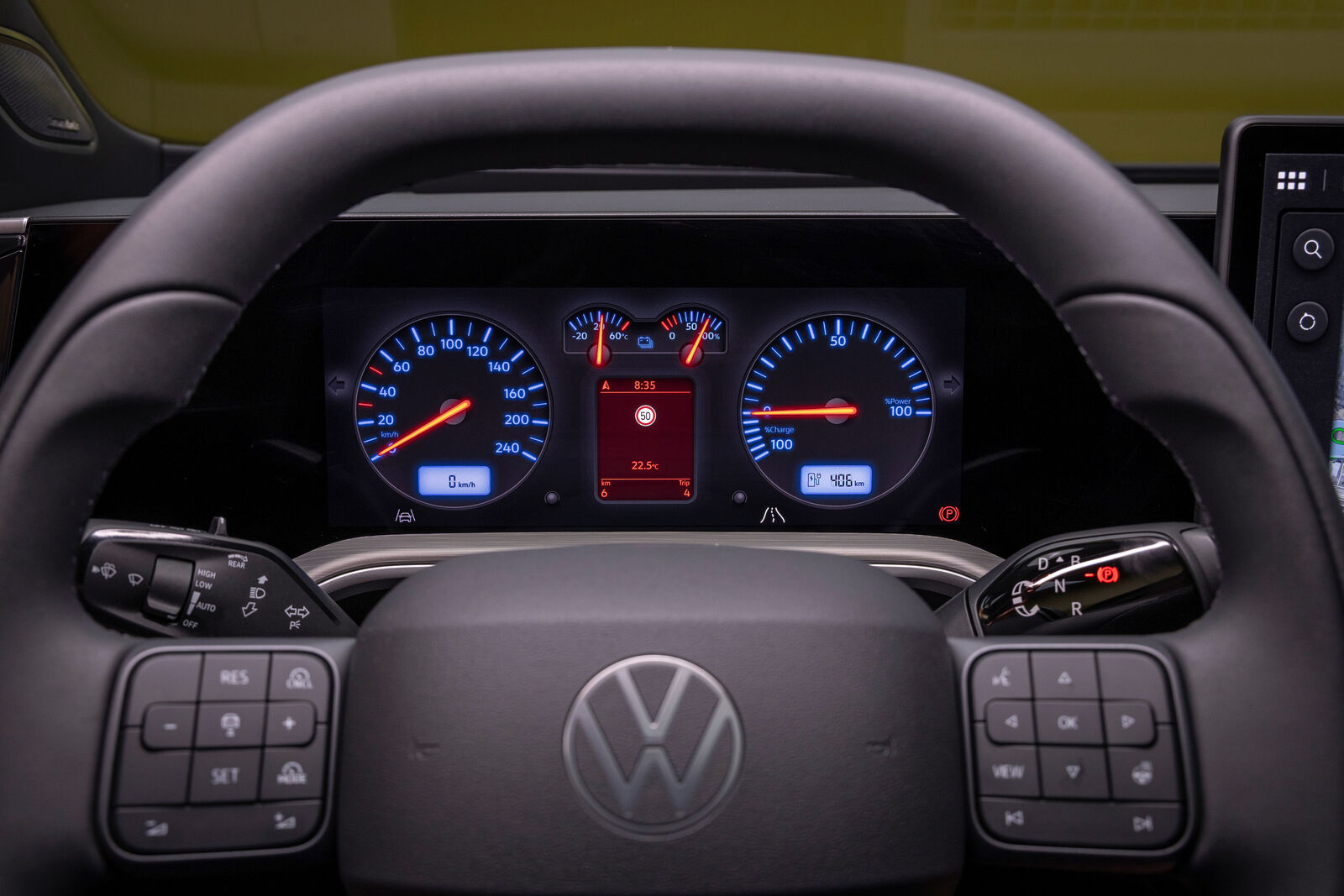 O painel de instrumentos do Volkswagen ID. Tiguan com a vista retro, inspirada nos mostradores do Golf IV