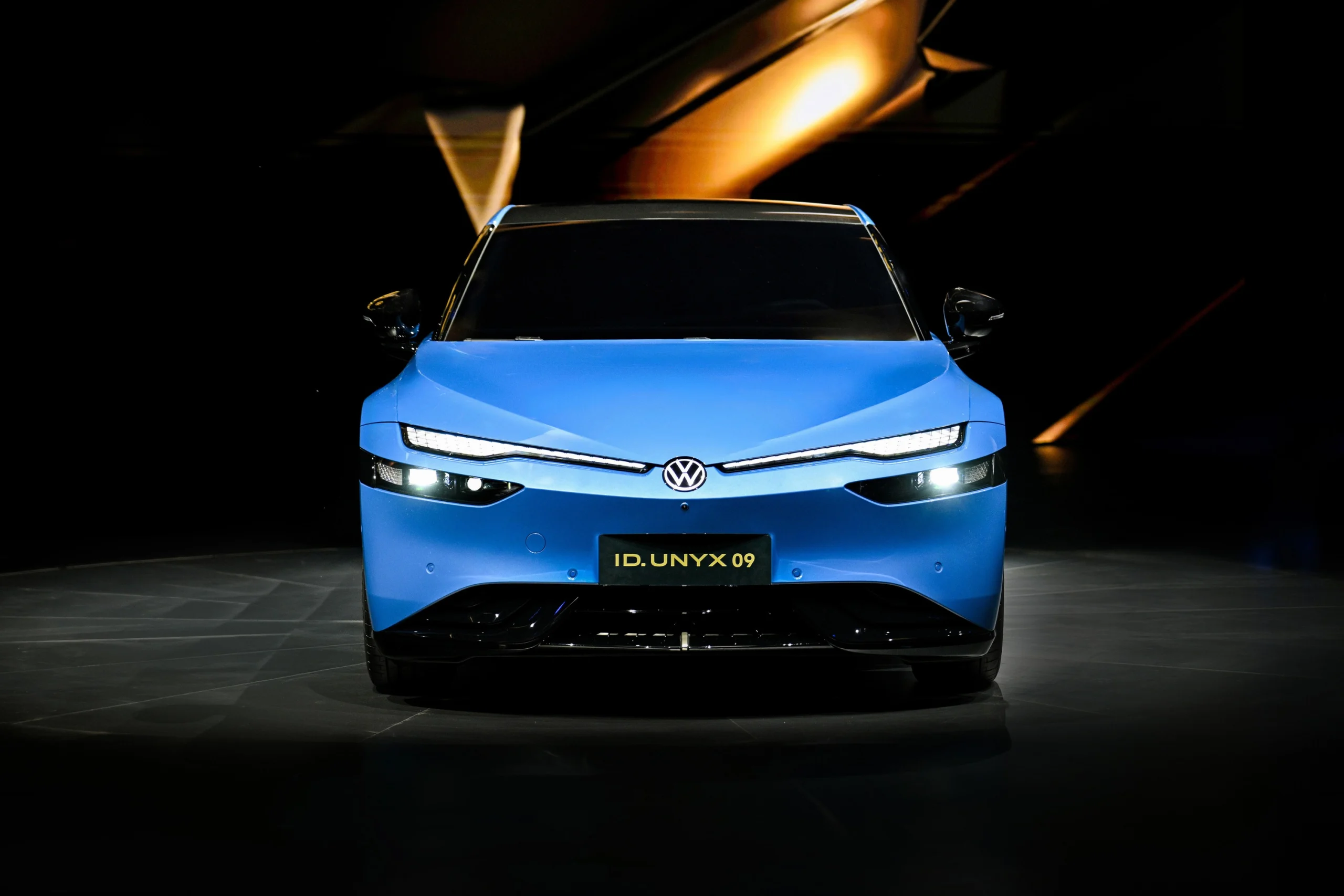 O Volkswagen ID. UNYX 09, visto de frente numa apresentação oficial.