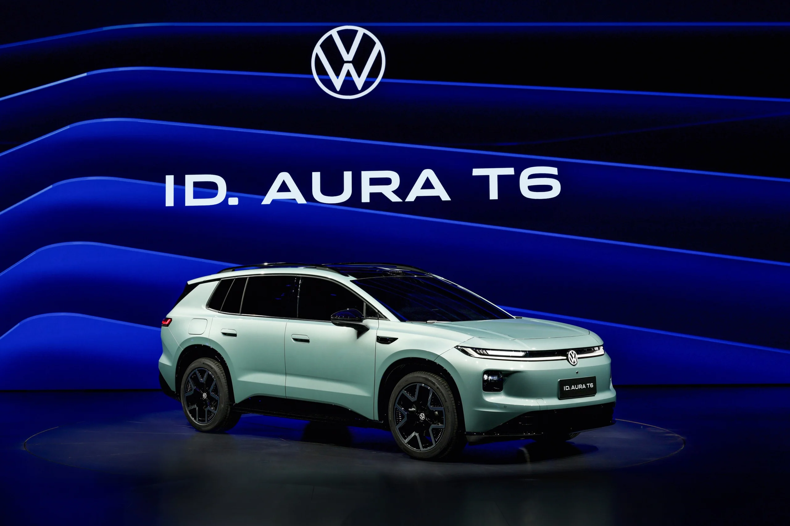 O Volkswagen ID. AURA T6, numa fotografia oficial de apresentação.