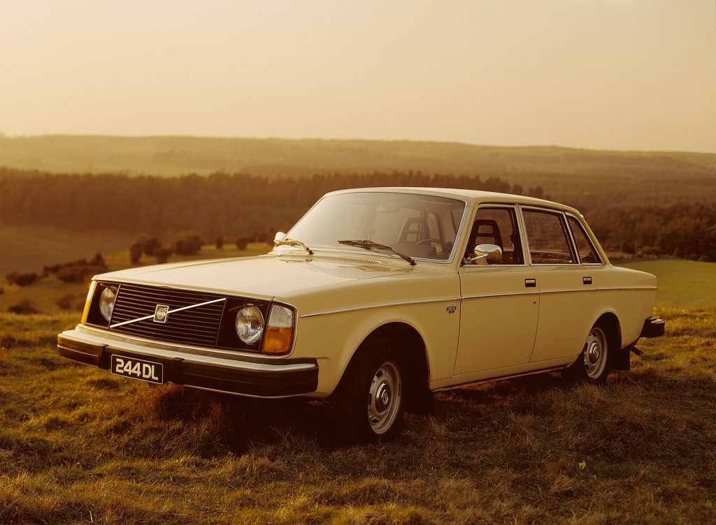 O Icónico Volvo 240 Completa 50 Anos: Uma Homenagem ao Carro que Redefiniu a Segurança e a Durabilidade