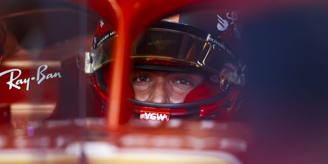 Carlos Sainz sofre apendicite e é substituído por Oliver Bearman na Arábia Saudita