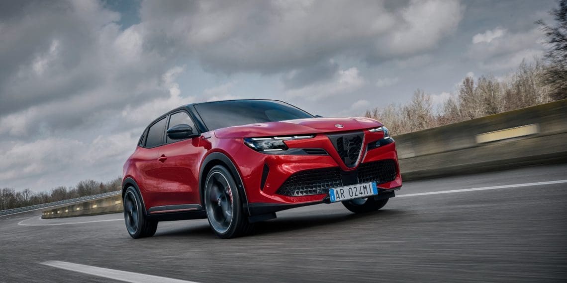Alfa Romeo Junior Veloce estreia novo motor elétrico com 280 cv