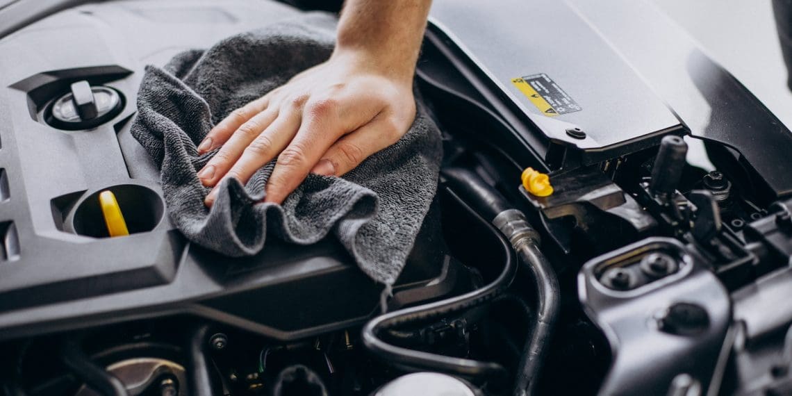 Como lavar o motor de um automóvel e utilizar desengordurantes para preparar as superfícies