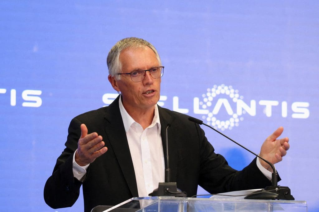 Marcas Stellantis Enfrentam o Dia do Julgamento! CEO Carlos Tavares Revela Bombástica Revisão de 2-3 Anos – Futuro da Alfa Romeo, Chrysler e Mais em Perigo