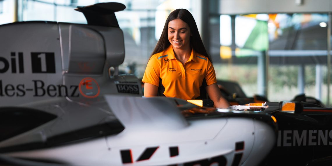 Estrela em Ascensão Ella Lloyd Preparada para Teste na McLaren Fórmula ...