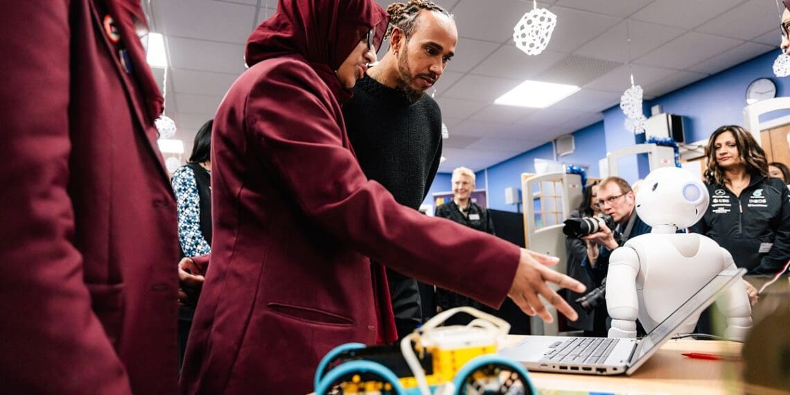 Lewis Hamilton não ofereceu troféu recebido na gala da FIA, assegura a Mercedes