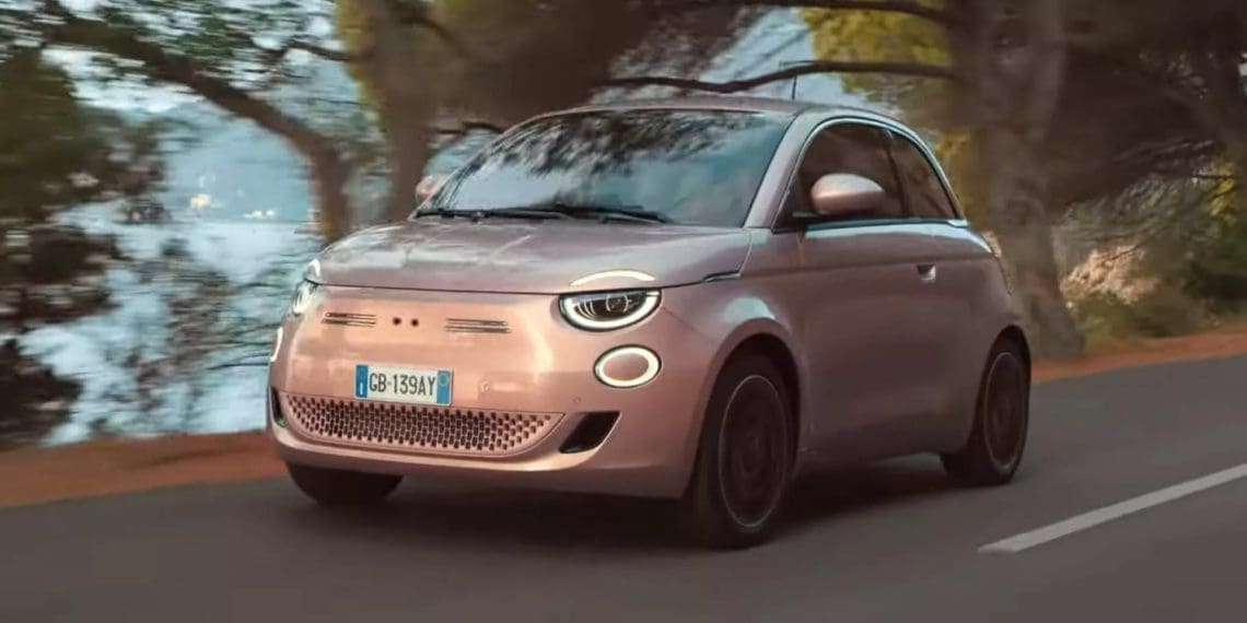 Fiat lança anúncio do 500e sem qualquer tipo de emblema