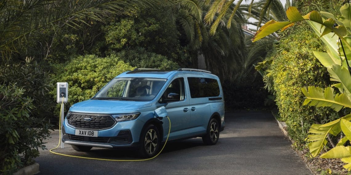 Ford alarga gama Tourneo Connect com versão híbrida plug-in