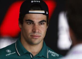 Lance Stroll foi autorizado pelos médicos a competir em Singapura