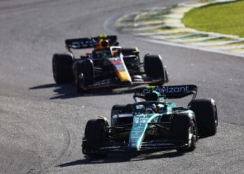 Final de tirar o fôlego e regresso de Fernando Alonso aos pódios: ‘Lutaremos sempre até ao fim’