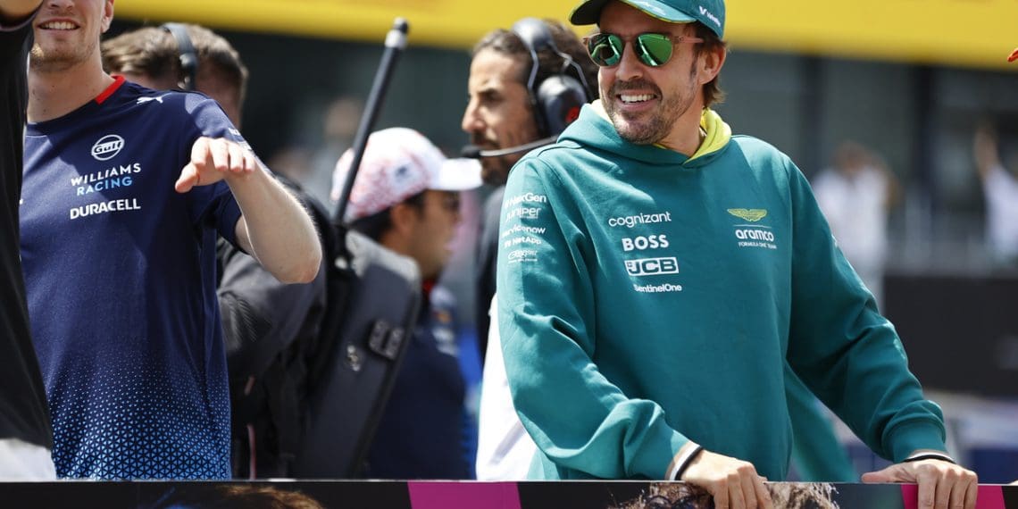 Oficial: Fernando Alonso anuncia renovação com a Aston Martin
