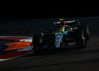 Lewis Hamilton Slams Max Verstappen’s „Yield-or-Crash“ Tactics After Mexico GP Penalties