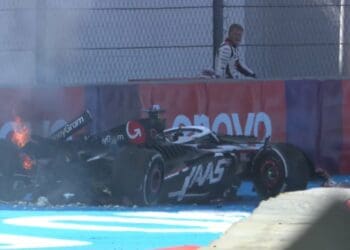 Video: O brutal acidente de Kevin Magnussen  com o carro a arder que originou a bandeira vermelha