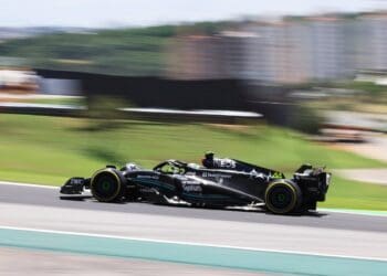 Corrida sprint de ‘luta com o carro’ para Lewis Hamilton