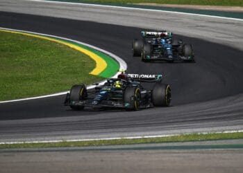 Alarmes da Mercedes em São Paulo soaram logo na corrida sprint