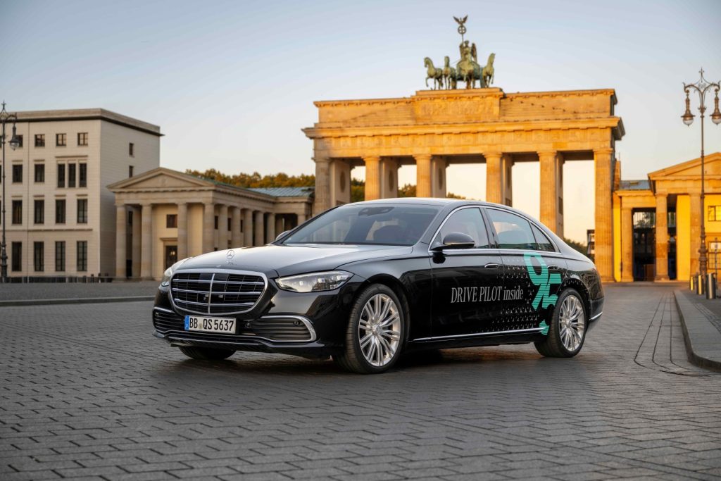 Mercedes aumenta velocidade máxima do sistema de condução autónoma de Nível 3 para 95 km/h