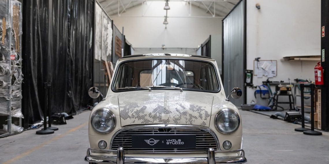 Vhils volta a transformar Mini em obra de arte