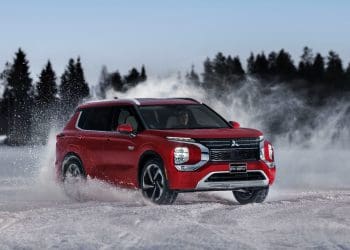 Mitsubishi testa o novo Outlander híbrido plug-in nos lagos gelados da Finlândia