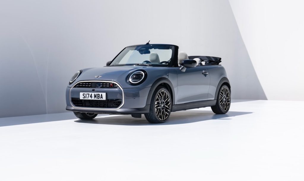 Mini renova o Cooper Convertible—Um facelift elegante para o ícone descapotável.