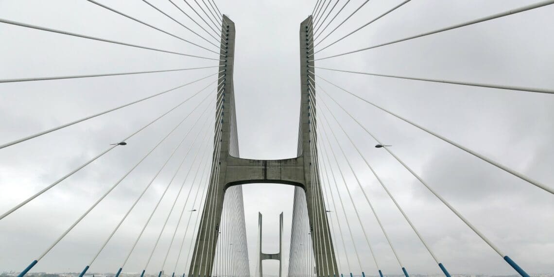 Pontes Vasco da Gama e 25 de Abril com limitações de velocidade devido ao vento