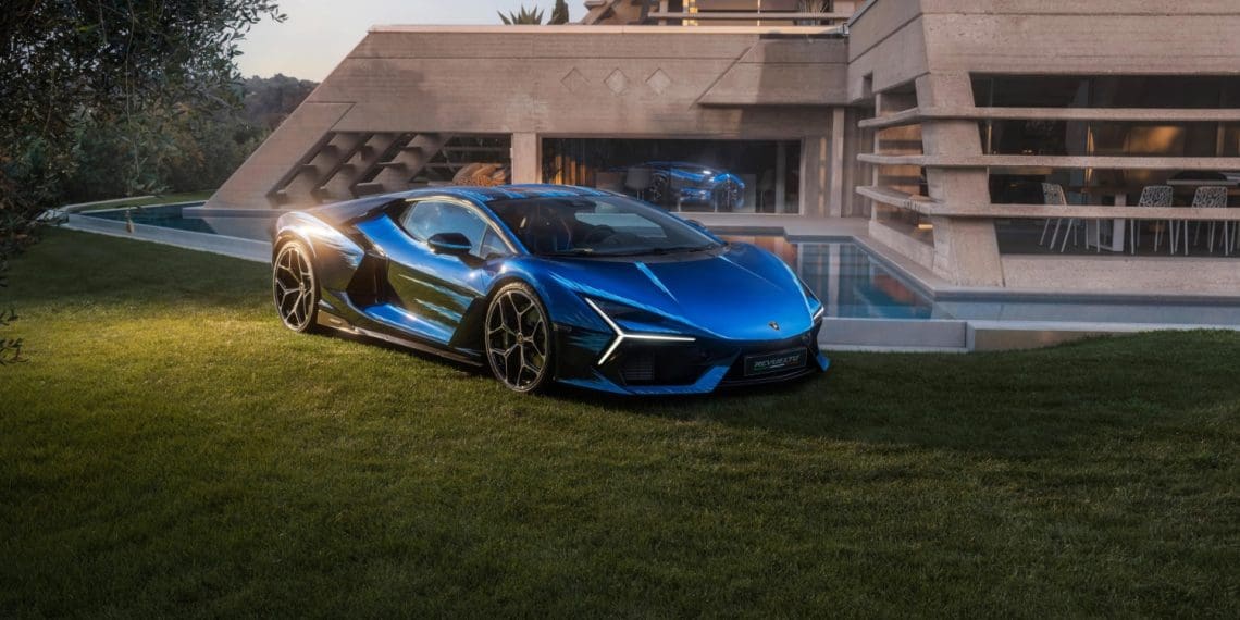 Este Revuelto Opera Única demorou 475 horas a pintar à mão