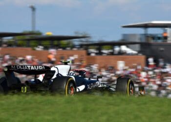Yuki Tsunoda gosta de ser o mais experiente da equipa: ‘Agora tenho de pensar por mim’