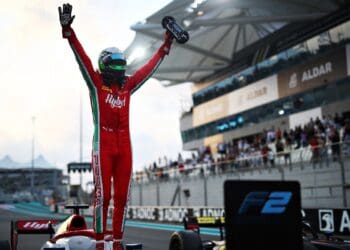 Triunfo na corrida Sprint de Abu Dhabi deixa Frederik Vesti a sonhar com o título da F2