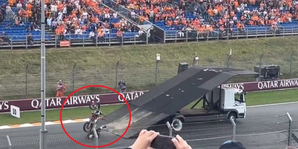 Vídeo: Piloto de acrobacias de motos durante o GP dos Países Baixos de F1 sofreu grave queda