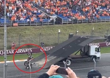 Vídeo: Piloto de acrobacias de motos durante o GP dos Países Baixos de F1 sofreu grave queda
