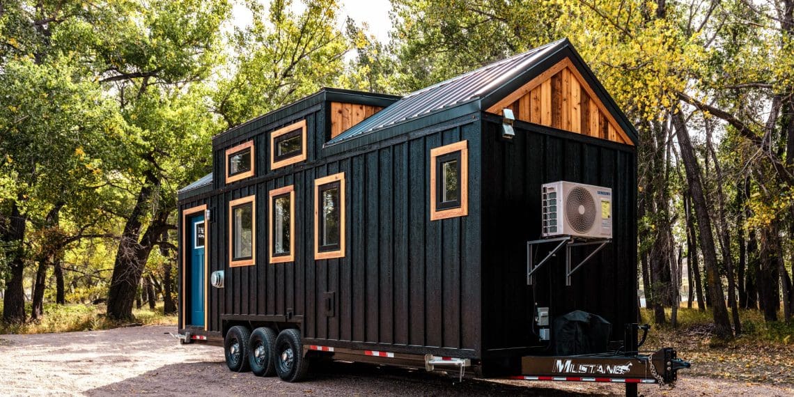 Modern Tiny House Surprises with Unique Layout and Practical Features