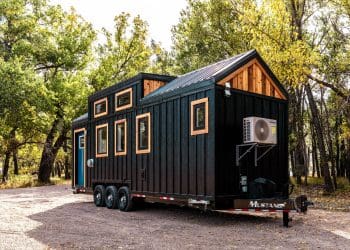 Modern Tiny House Surprises with Unique Layout and Practical Features