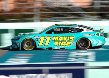 Hamlin’s Late Race Lead Slips Away at Homestead, Eyes Final Shot at Martinsville for Championship Spot