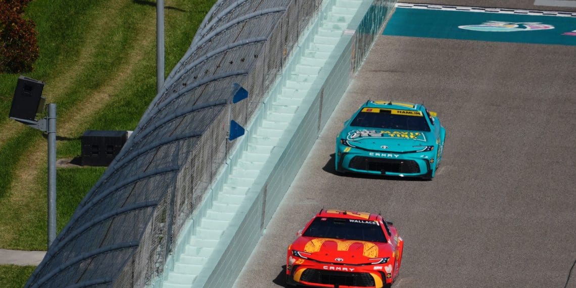 Hamlin’s Last-Lap Heartbreak: Loses Lead in Final Laps to Reddick and Blaney at Homestead