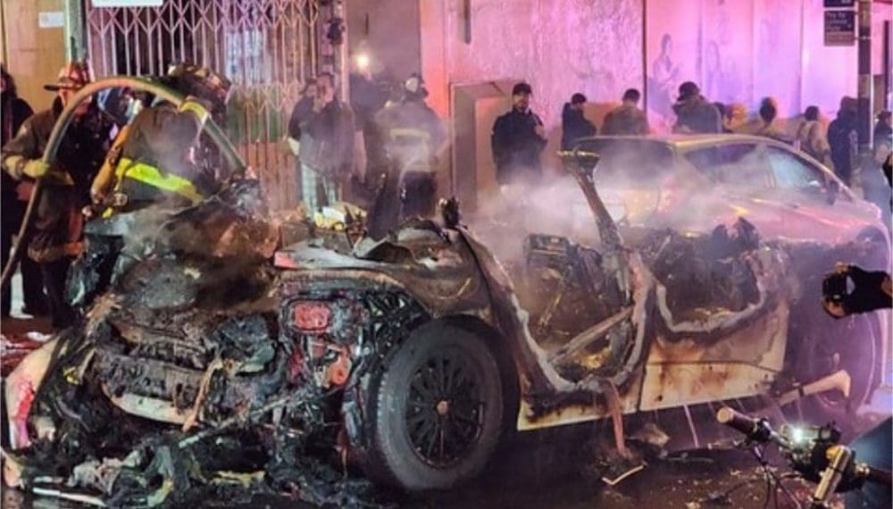 Carro autónomo da Waymo incendiado em São Francisco