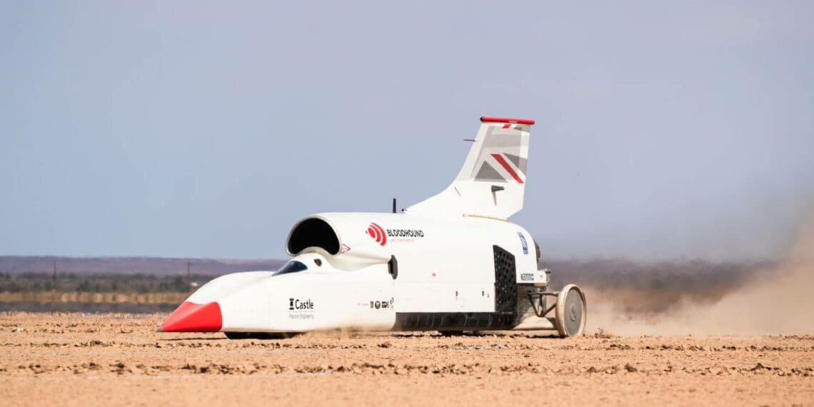 Quer conduzir um “automóvel” a 1290 km/h? A Bloodhound procura piloto