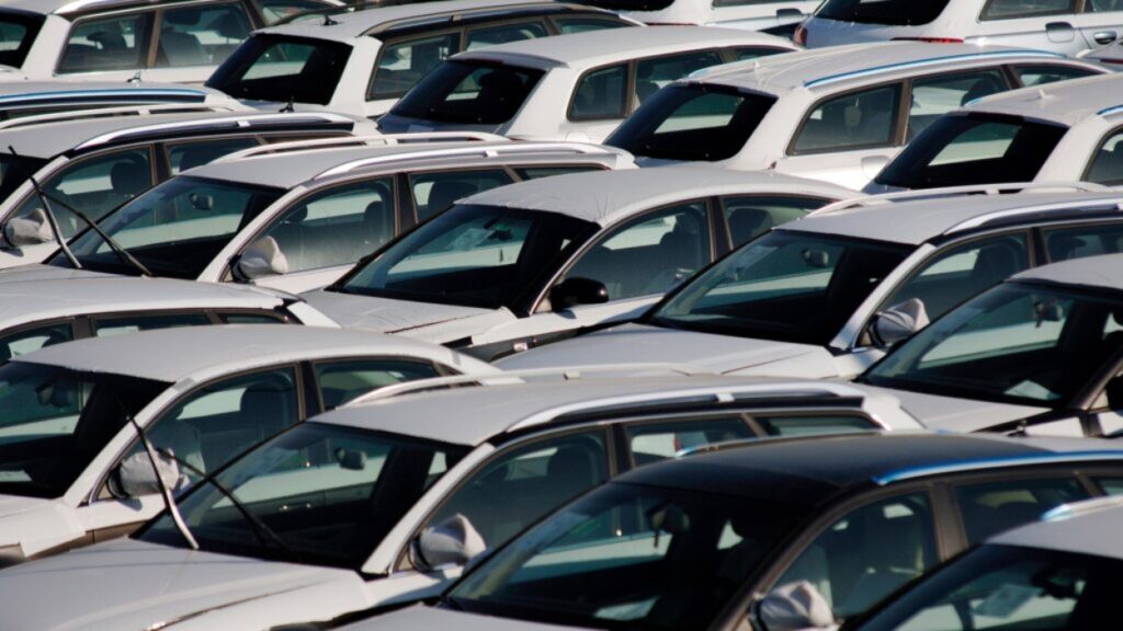 Vendas de automóveis novos na União Europeia recuam 18,3% em agosto