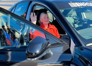 Aos 102 anos, realiza o seu sonho numa pista de NASCAR