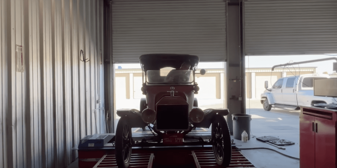 Este Ford Model T tem mais de 100 anos e foi ao banco de potência!