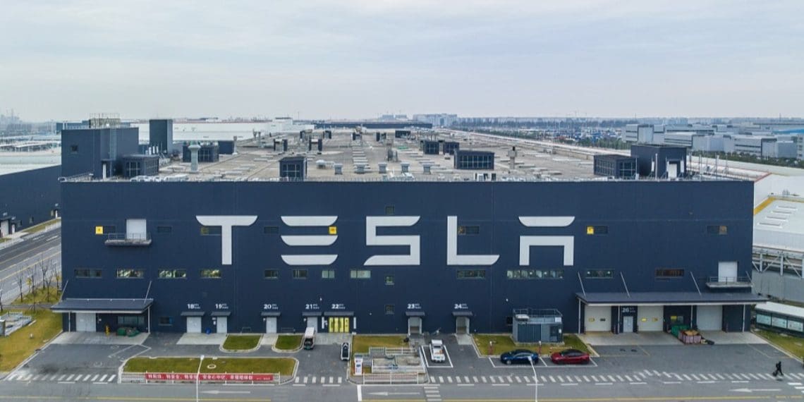 Tesla inicia construção em Xangai de fábrica de baterias