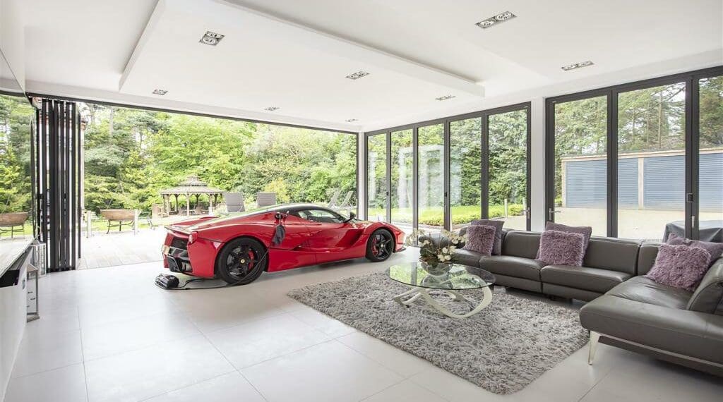 Vende-se casa com seis quartos e um Ferrari na sala