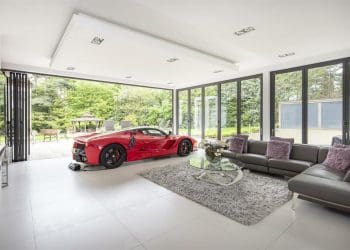 Vende-se casa com seis quartos e um Ferrari na sala