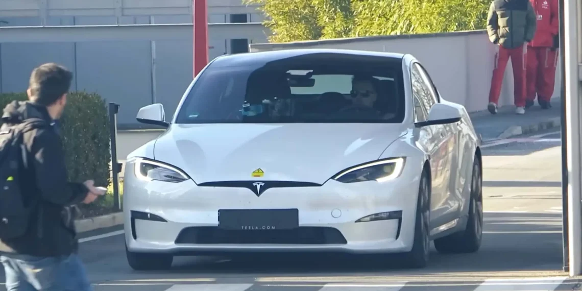 Ferrari estuda Tesla. Model S de 1000 cv apanhado em Maranello