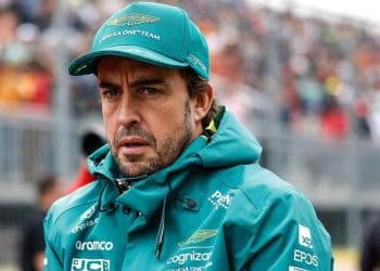 Fernando Alonso confessa conversas amigáveis com concorrentes após grande acordo da Aston Martin.