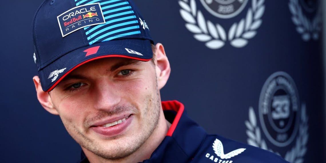 Verstappen não vê necessidade de trocar de equipe apesar dos rumores ligando-o à Mercedes na F1.