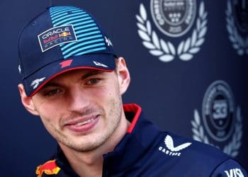 Verstappen não vê necessidade de trocar de equipe apesar dos rumores ligando-o à Mercedes na F1.