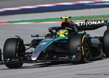 Hamilton lidera segundo treino livre no Grande Prêmio da Espanha, enquanto Verstappen enfrenta desafios.