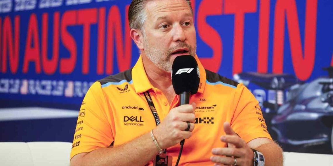 Zak Brown diz que a McLaren permanece firme em meio ao caos do mercado de pilotos da F1.