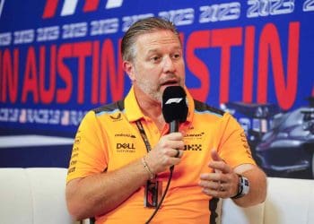 Zak Brown diz que a McLaren permanece firme em meio ao caos do mercado de pilotos da F1.