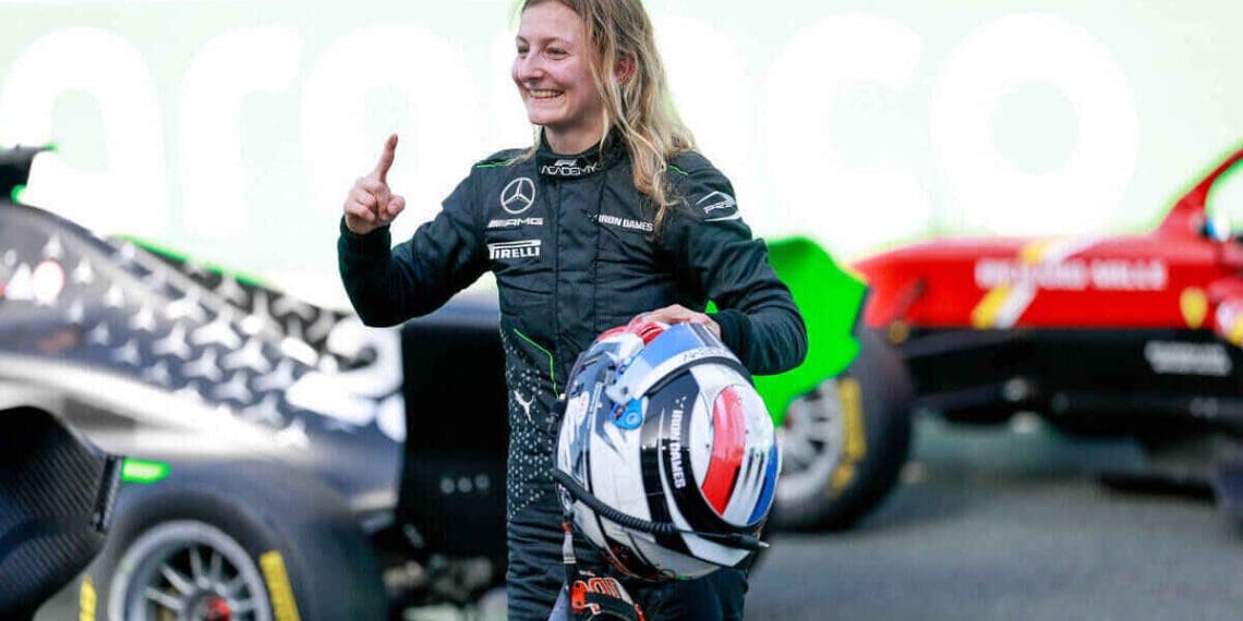 Eventos incomuns na corrida da Academia de F1 na Arábia Saudita, vencedor cruza linha de chegada duas vezes.