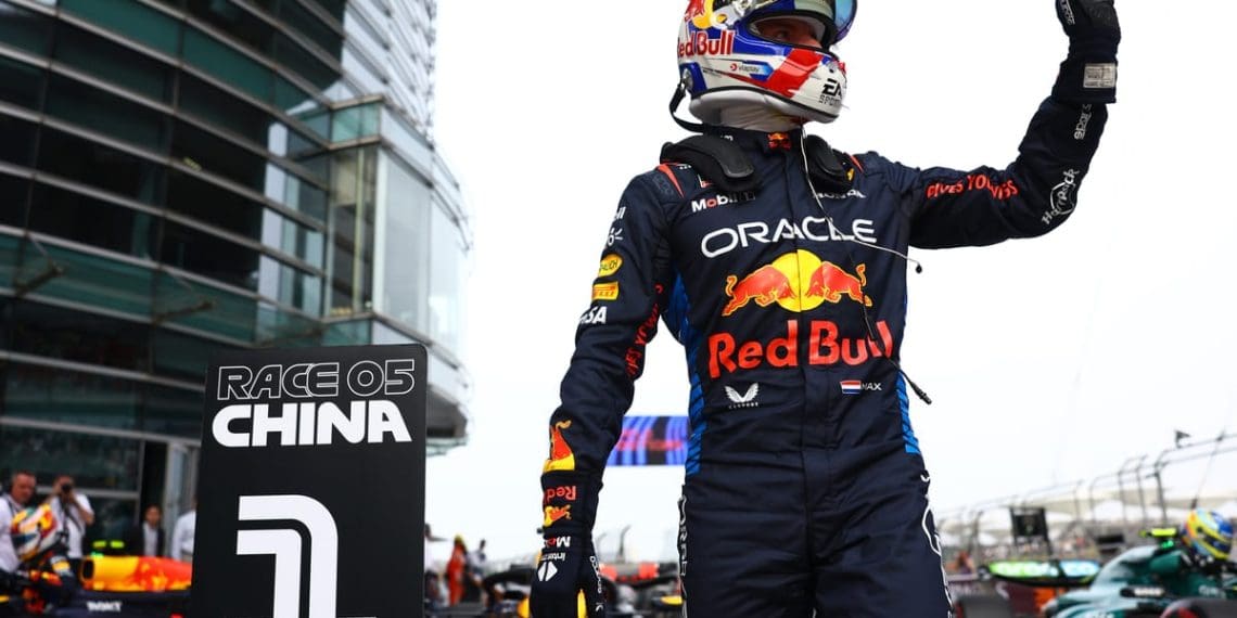 Verstappen conquista pole dominante no Grande Prêmio da China, Hamilton eliminado na primeira sessão de classificação.
